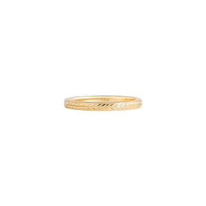 Yellow gold flat wedding band, with hand wheat engraving inspired by the Art Deco period. Front view.